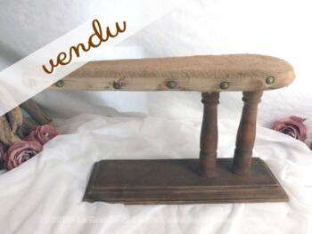 Petite Jeannette ancienne en bois avec son molleton usé.