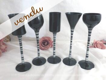 Lot de 5 verres noirs de différentes formes avec pied grisé.