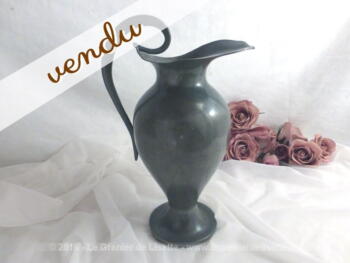 Carafe en étain avec grande anse
