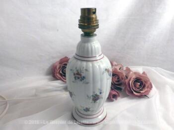 Pied de lampe en porcelaine d'Art de Couleuvre, aux dessins de fleurs et liserés bordeaux.