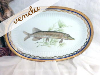 Grand plat à poisson, ovale en porcelaine des Ateliers de la Cigogne.