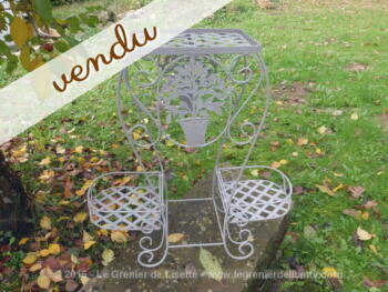 Grand porte-plantes en métal, patiné shabby, avec cotés relevables.