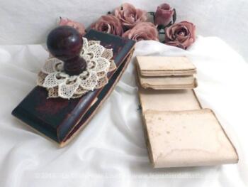 Ancien tampon bois avec décoration en dentelle et son lot de buvards.