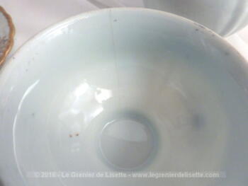 Assortiment de 6 tasses, 6 sous-tasses et un pot à lait en Porcelaine Bavaria avec dorures et incrustation pierre rouge.