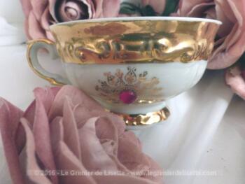 Assortiment de 6 tasses, 6 sous-tasses et un pot à lait en Porcelaine Bavaria avec dorures et incrustation pierre rouge.