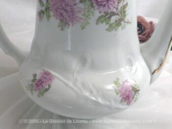 Cafetière verseuse de forme ovale, aux beaux dessins de dahlias.