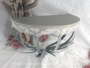 Console à poser, avec décoration de feuilles en métal, patiné shabby et habillée de dentelle.