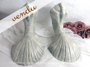 Deux anciens pieds en fonte, en forme de serres d'aigle qui se terminent en coquillage, de baignoire vintage de fin XIX°.