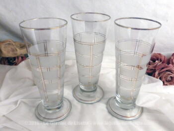 Trois verres des années 60 de forme haute et évasée avec dessins dorés et verre poli.