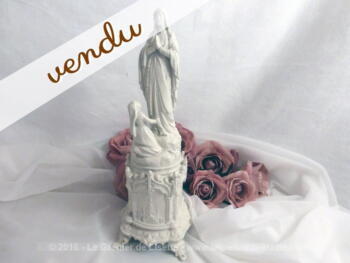 Tout en régule voici une ancienne Vierge sur son socle, le tout patiné de blanc ivoire et légèrement vieillie.