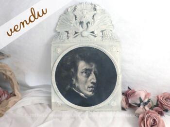 Cadre shabby sur façade de comtoise