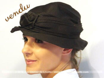 Chapeau noir à plis