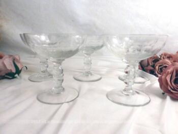 Lot de 5 coupes à Champagne, au pied travaillé et au corps à facettes.