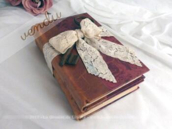 Duo de livres anciens en cuir avec dentelle et clé