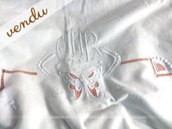 Ancien grand drap, aux monogrammes MHR, avec jours de couleurs et dessins de papillons.
