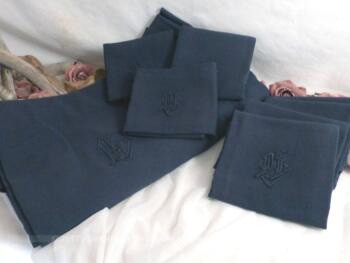 Nappe gris anthracite monogrammes MG (MC, ML ?) et ses 7 serviettes assorties.