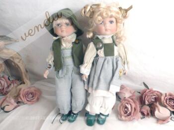 Couple de poupées tyroliennes en porcelaine.