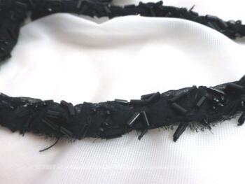 Long ruban de 190 cm en coton avec des perles plates noires cousues.