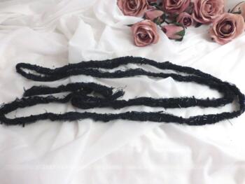 Long ruban de 190 cm en coton avec des perles plates noires cousues.