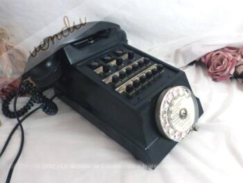 Très vintage cet ancien standard téléphonique, tout en bakélite, idéal pour décoration.