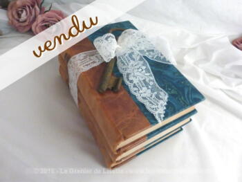 Trio de livres anciens, datant de l'avant guerre, avec reliure en cuir et reliés avec un ruban de dentelle et une vieille clé.