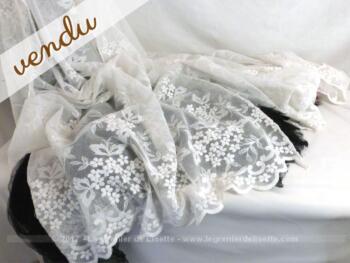 Voilage avec dentelle avec une couture au milieu. Frais de port offerts
