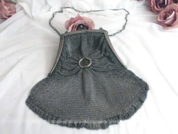 Très ancienne et vraiment superbe aumônière en maille à la belle patine, avec sa forme originale et son nœud central.