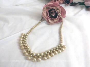 Ancien collier en fausses perles avec sur le devant des pampilles en perles .