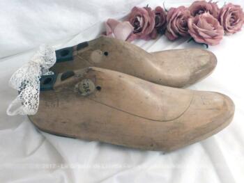 Anciennes formes à chaussures en bois, sorties tout droit d'une ancienne cordonnerie.