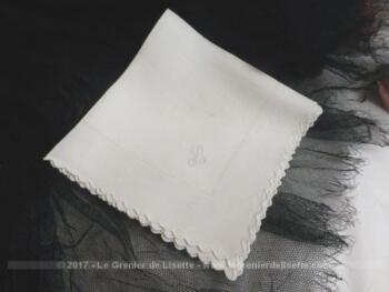 Ancien mouchoir en belle batiste blanche avec jour de Venise et monogramme B brodé dans un angle.