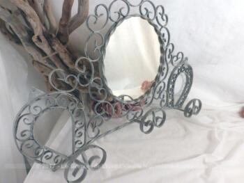 Ancien porte manteaux en fer forgé avec ses 3 patère et son miroir central. Pièce unique.