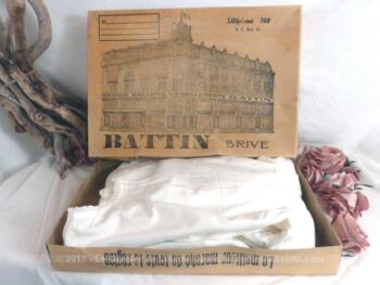 Ancienne robe de communiante, à mettre sous l'aube et sa grande boite en carton, des établissement Battin à Brives.