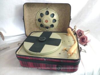 Ancien tourne disque ou électrophone de la marque Audax France, datant des années 50, pour une utilisation en décoration.