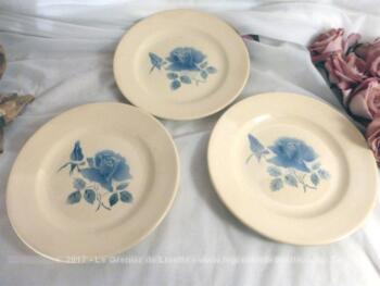 Lot de 3 assiettes plates et 3 assiettes dessert avec dessin d'une rose bleue au centre en Sarreguemines Digoin