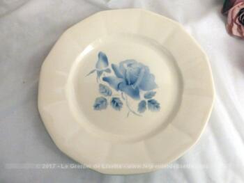 Lot de 3 assiettes plates et 3 assiettes dessert avec dessin d'une rose bleue au centre en Sarreguemines Digoin