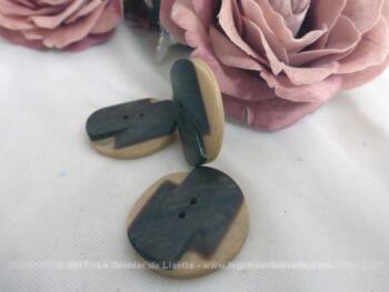 Lot de 3 anciens boutons en bois.