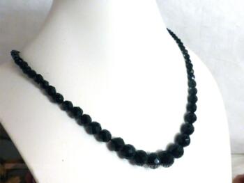 Ancien collier en perles de verre noires à facettes.