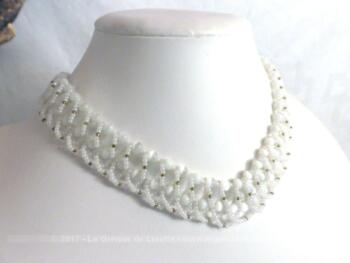 Collier ras de cou, blanc perles rocailles et verre de 44 cm de long.