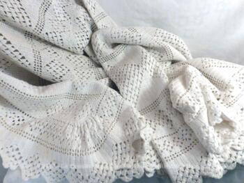 Ancien couve lit de 215 x 215 cm.en laine entièrement fait main au crochet.