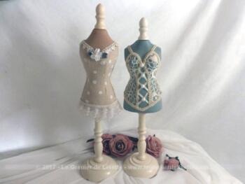 Deux petits mannequins bois, habillés par des dessous de dentelles, le tout pour un effet décoratif très vintage.