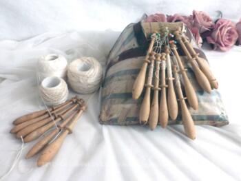 Ancien carreau de dentellière avec 14 fuseaux, 3 bobines de fils et petit morceau de dentelle.