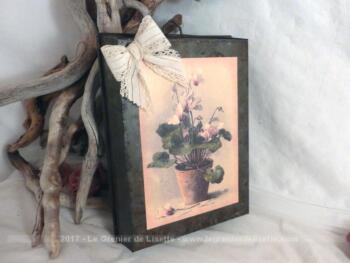 Ancien moule à manqué revisité shabby avec dessin d'un bouquet de fleur et petit noeud en dentelle.