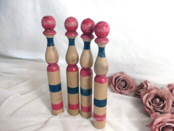 Jeu de quatre petites quilles anciennes en bois de 18.5 cm de haut et de 2.3 cm de diamètre.