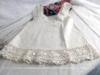 Ancienne petite robe pour bébé ou poupée fait main.