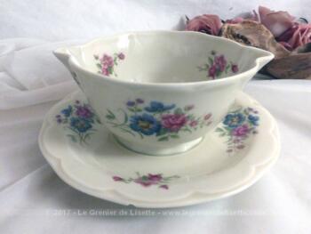 Petite saucière shabby aux fleurs en porcelaine Haviland de Limoges.