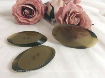 Trois grands boutons en bakélite, couleur 