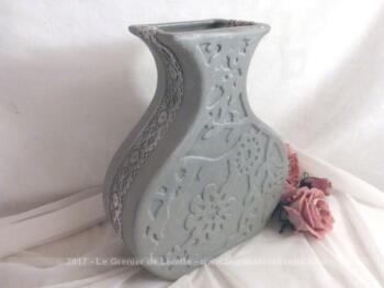 Vase en plâtre, revisité et patiné gris shabby, habillé d'une fine dentelle. Pièce unique.