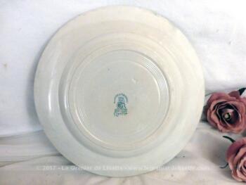 Belle assiette plate aux larges bordures ornées de dessins fleurs bleues en faïence St Amand modèle Lucerne.