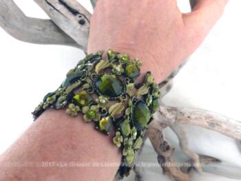 Large bracelet en métal aux belles perles vertes. ce bracelet d'un seul morceau s'écarte pour être mis au poignet.
