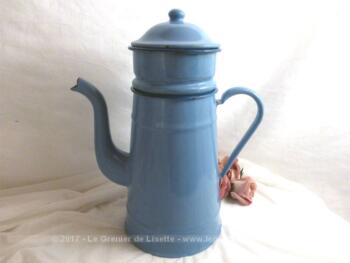 Cafetière ancienne émaillée bleue ciel avec liseré bleu foncé